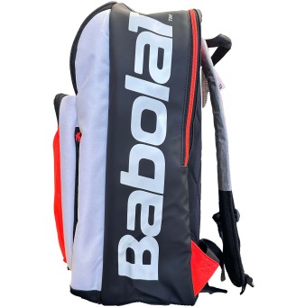Lo Zaino Babolat Pure Strike può contenere fino a 3 telai nello scomparto sul retro. 2