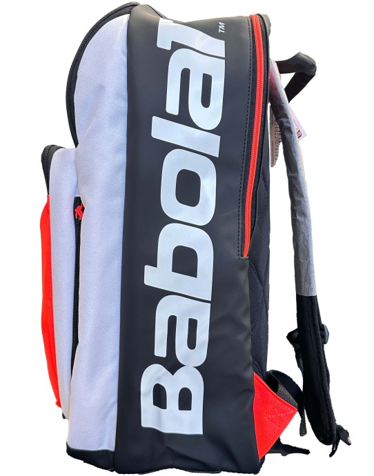 Lo Zaino Babolat Pure Strike può contenere fino a 3 telai nello scomparto sul retro.